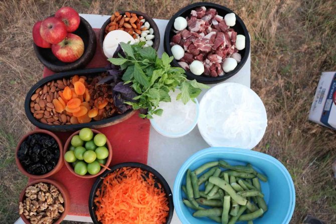 Edirne’de Osmanlı Saray Mutfağına Ait Yemek Meriç Nehri Kıyısında Yeniden Yaşatıldı