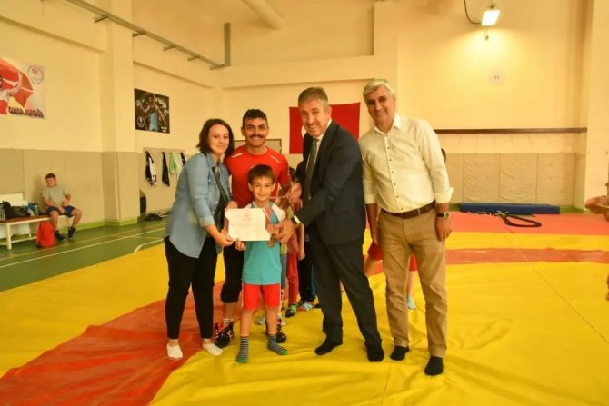 Gsb Spor Okulları Yaz Döneminde Güreşçiler Sertifikalarını Aldı