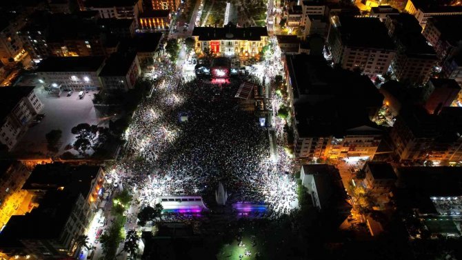 Manisa’da Tatlıses Rüzgarı Esti, Kalabalık Meydanlara Sığmadı