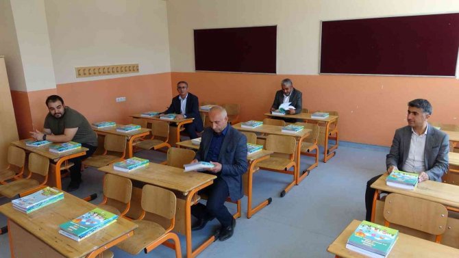 Yüksekova’da Ders Ve Kaynak Kitaplar Okullara Dağıtılıyor