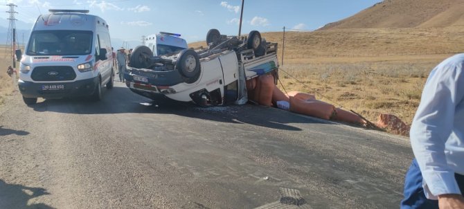 Ot Yüklü Kamyonet Yan Yattı: 5 Yaralı