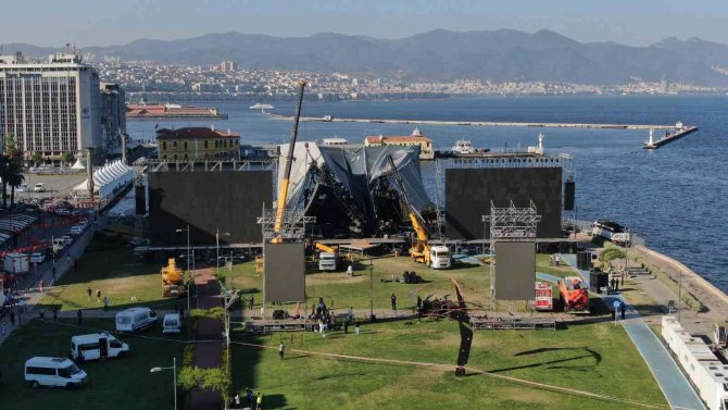İ̇zmir’de Çöken Sahne Havadan Görüntülendi