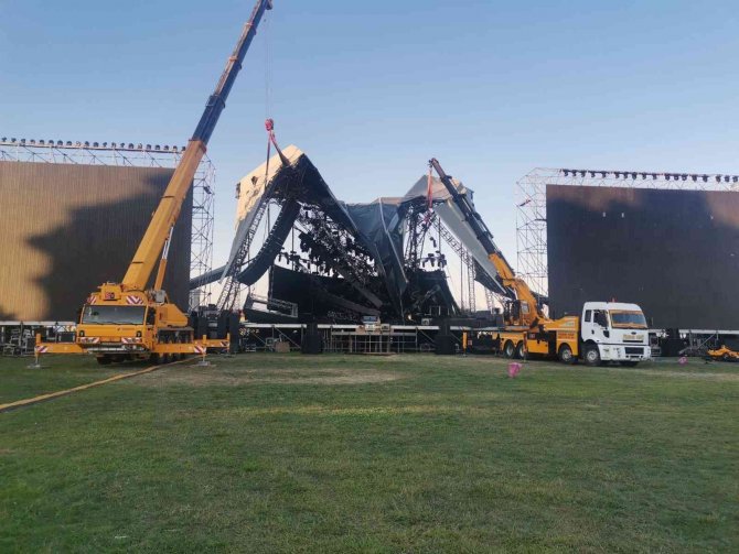 İ̇zmir’de Tarkan Konseri Öncesi Çöken Platformda İncelemeler Gerçekleştirildi