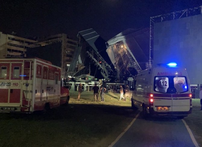İ̇zmir’de Kurtuluş Yıl Dönümü İçin Hazırlanan Platform Çöktü: 1 Kişi Yaralandı