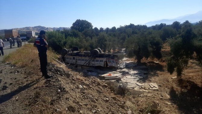Tire’de Kamyon Şarampole Devrildi; Sürücü Ağır Yaralandı