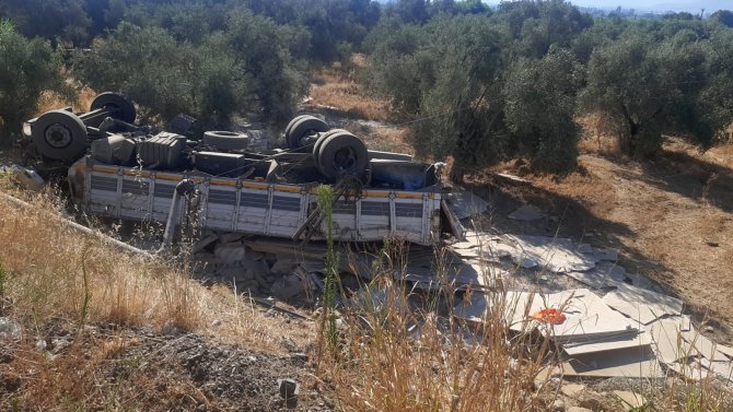 Tire’de Kamyon Şarampole Devrildi; Sürücü Ağır Yaralandı