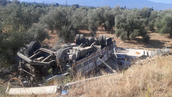 Tire’de Kamyon Şarampole Devrildi; Sürücü Ağır Yaralandı