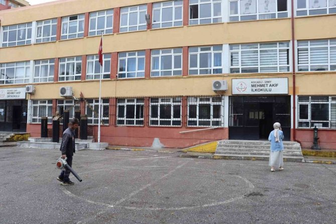 İ̇zmit Belediyesi, Yeni Dönem Öncesi Okul Bahçelerini Temizliyor