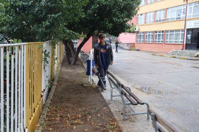 İ̇zmit Belediyesi, Yeni Dönem Öncesi Okul Bahçelerini Temizliyor