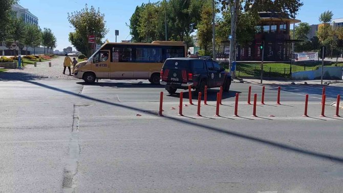 Motokurye Dönüş Yapan Polis Aracına Çarptı: Kaza Anı Kamerada