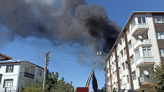 İ̇zolasyon Çalışması Sırasında Yangın Çıktı, Çatı Cayır Cayır Yandı