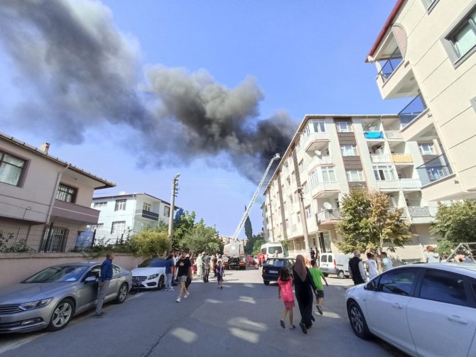 İ̇zolasyon Çalışması Sırasında Yangın Çıktı, Çatı Cayır Cayır Yandı
