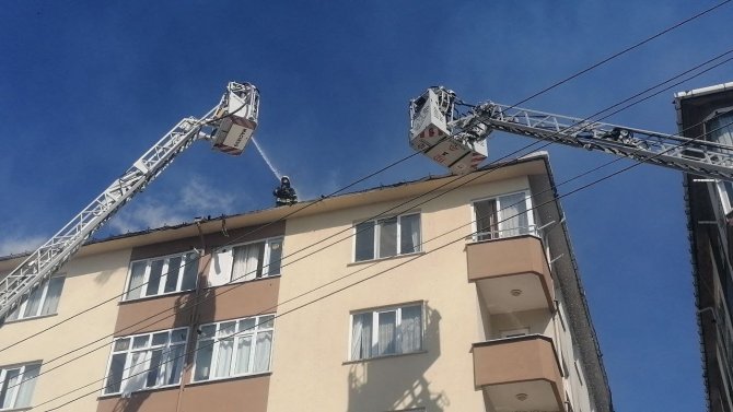 İ̇zolasyon Çalışması Sırasında Yangın Çıktı, Çatı Cayır Cayır Yandı