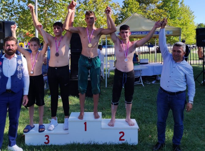 Körfezli Genç Güreşçiler Madalya İle Döndü