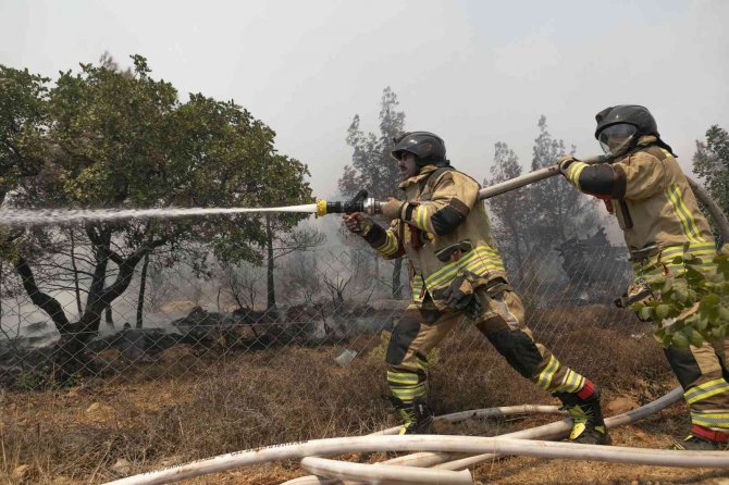 İ̇tfaiye Ekiplerinin Mersin’de Yangınla Mücadelesi Sabaha Kadar Sürdü