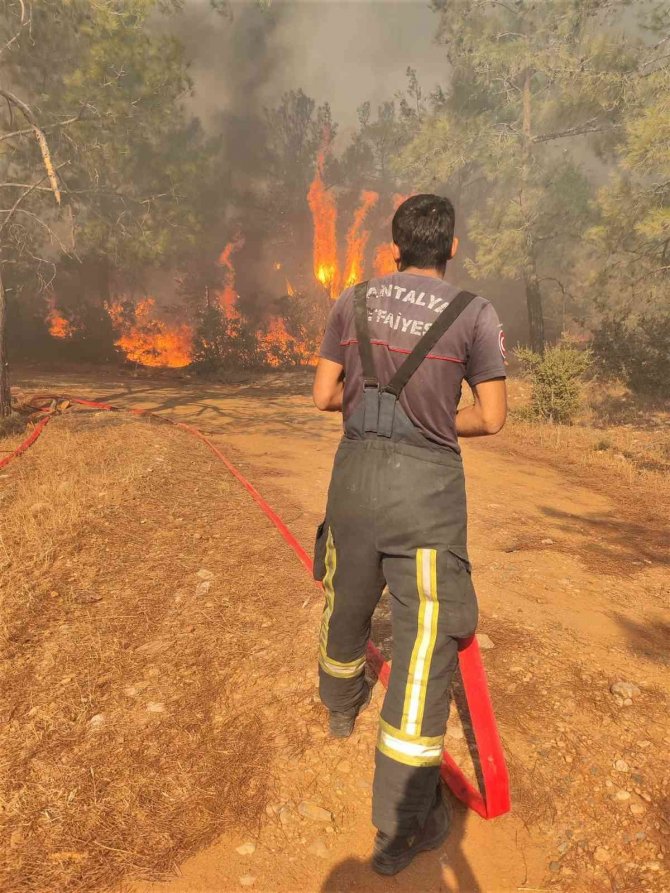 Büyükşehir İtfaiyesi Mersin’de Alevlere Müdahale Etti