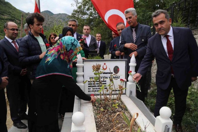 İ̇lksan’dan Şehit Öğretmen Necmettin Yılmaz’ın Kabrine Ziyaret