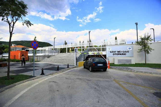 Kent Meydanı Otoparkı Hizmete Devam Ediyor