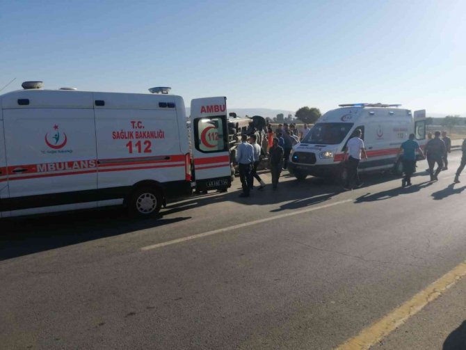 Kontrolden Çıkan Minibüs Yan Yattı: 13 Yaralı