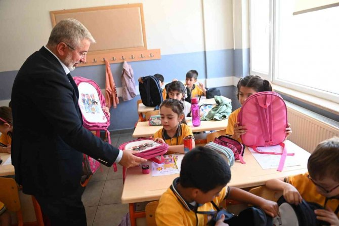 Çorum Belediyesinden 4 Bin 721 Öğrenciye Çanta Ve Kırtasiye Yardımı