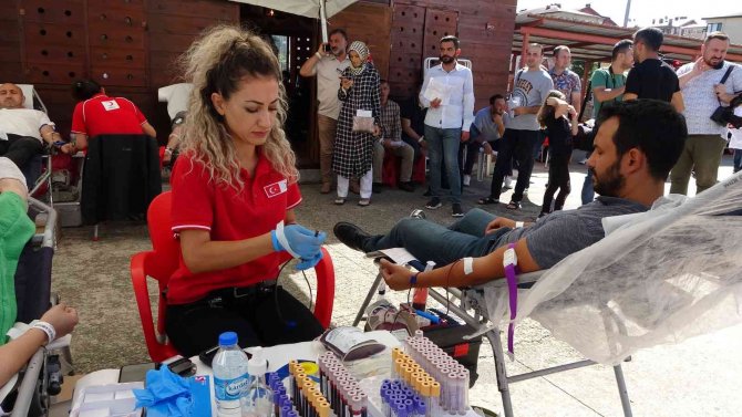 İ̇lkokula Başlayan 340 Öğrenci Velisi Aynı Gün Kan Bağışında Bulundu