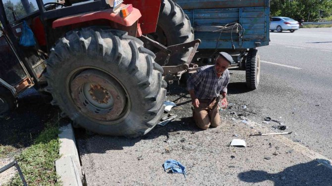 Edirne’de Ayçiçek Yüklü Traktörle, Hafif Ticari Araç Çarpıştı: 3 Yaralı