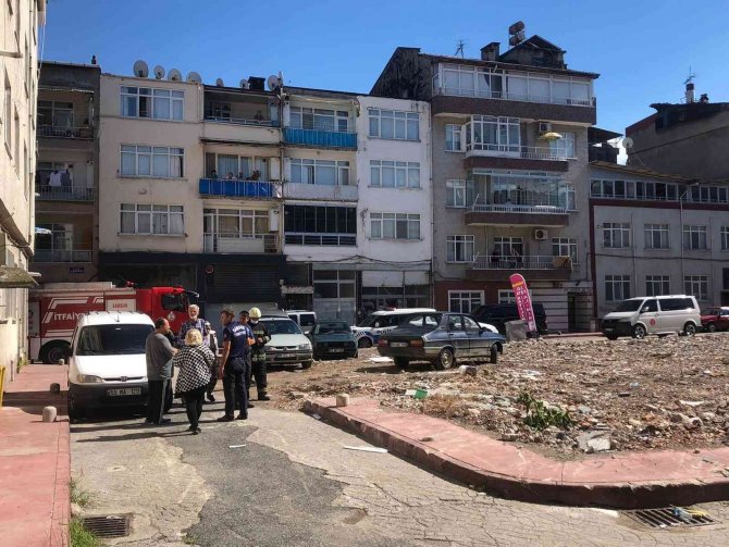 Bina Enkazından Gelen Patlama Sesleri Paniğe Yol Açtı