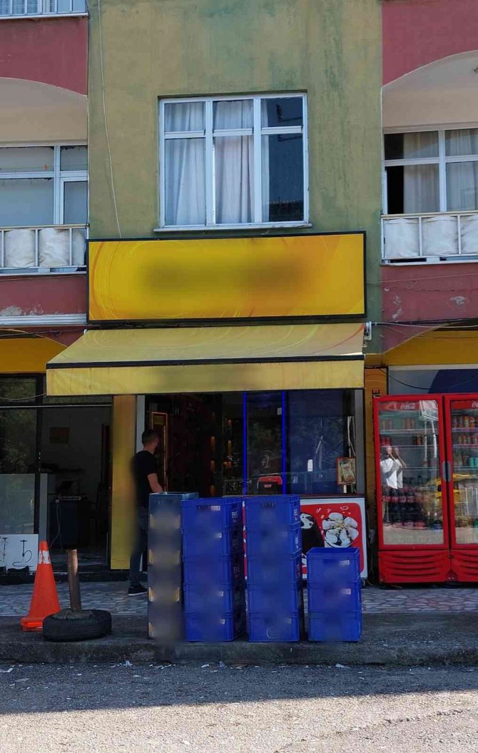 Pencereden Düşen Kadını Ölümden Büfenin Tentesi Kurtardı