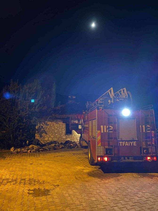 Seydikemer’deki Yangında, Bir Ev Küle Döndü