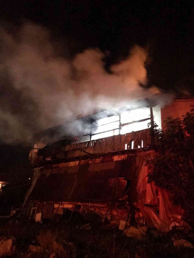 Seydikemer’deki Yangında, Bir Ev Küle Döndü