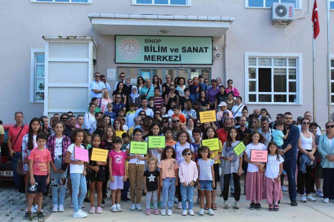 Sinop’ta Veliler Okul Önünde Toplandı