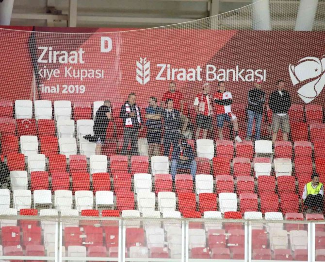 Slavia Prag Taraftarı Misafir Tribününde Yer Aldı