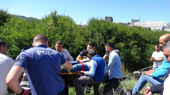 Sancaktepe’de Sürücüsünün Kontrolünü Kaybettiği Otomobil Su Kanalına Düştü: 2 Yaralı