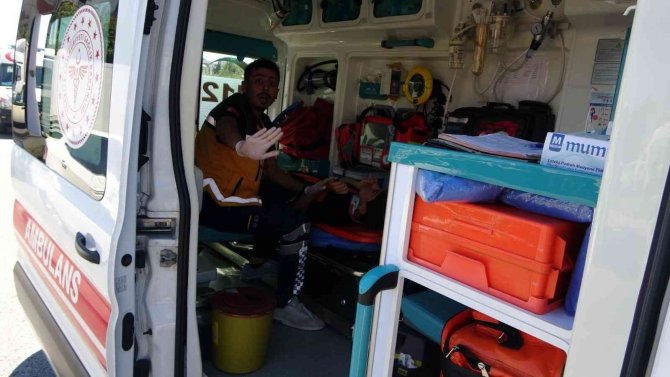 Sancaktepe’de Sürücüsünün Kontrolünü Kaybettiği Otomobil Su Kanalına Düştü: 2 Yaralı