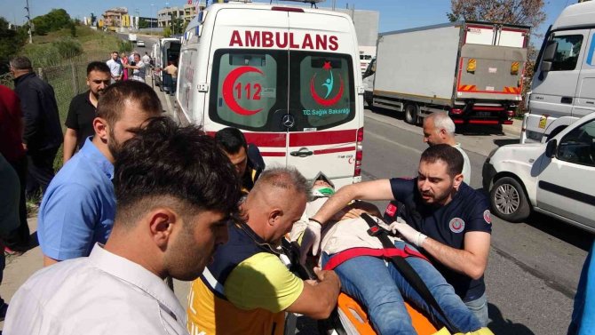 Sancaktepe’de Sürücüsünün Kontrolünü Kaybettiği Otomobil Su Kanalına Düştü: 2 Yaralı
