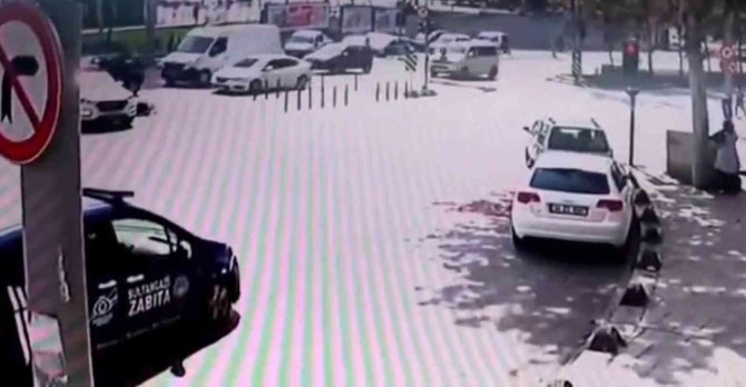 Motokurye Dönüş Yapan Polis Aracına Çarptı: Kaza Anı Kamerada