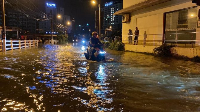 Tayland 20 Yılın En Şiddetli Muson Yağmurlarıyla Mücadele Ediyor