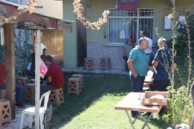 Ünlü Oyuncunun Annesi Evinin Bahçesinde İpe Asılı Halde Ölü Bulundu