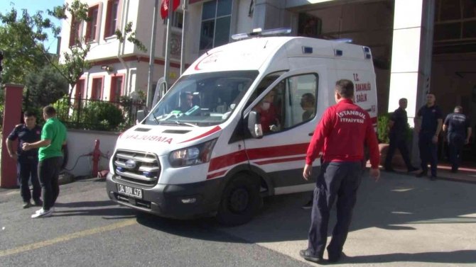 Üsküdar’da Yolun Karşısına Geçen Kadına Cip Çarptı, İtfaiye Ekipleri Yardıma Koştu