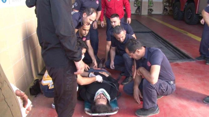 Üsküdar’da Yolun Karşısına Geçen Kadına Cip Çarptı, İtfaiye Ekipleri Yardıma Koştu