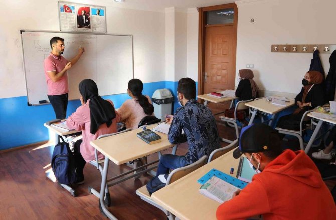 Van’da Sürekli Eğitim Merkezi İle 404 Öğrenci Üniversiteli Oldu