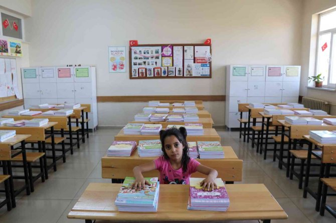 Van’daki Öğrencilere 1 Milyon 940 Bin Ders Ve Yardımcı Kaynak Kitabı