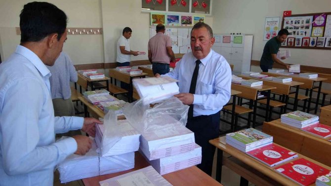 Van’daki Öğrencilere 1 Milyon 940 Bin Ders Ve Yardımcı Kaynak Kitabı