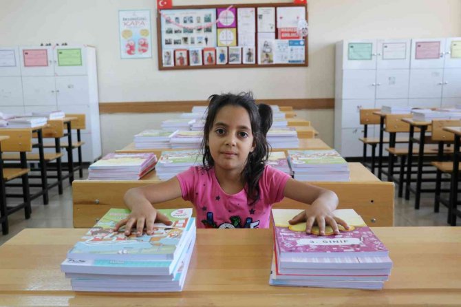 Van’daki Öğrencilere 1 Milyon 940 Bin Ders Ve Yardımcı Kaynak Kitabı