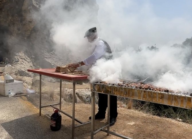 Ünlü Kebapçı, "Adana İ̇şi"nin Klibinde Oynadı