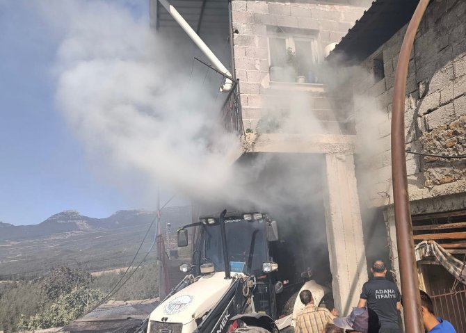 Adana’da Ahır Yangınında 2 Küçükbaş Hayvan Telef Oldu