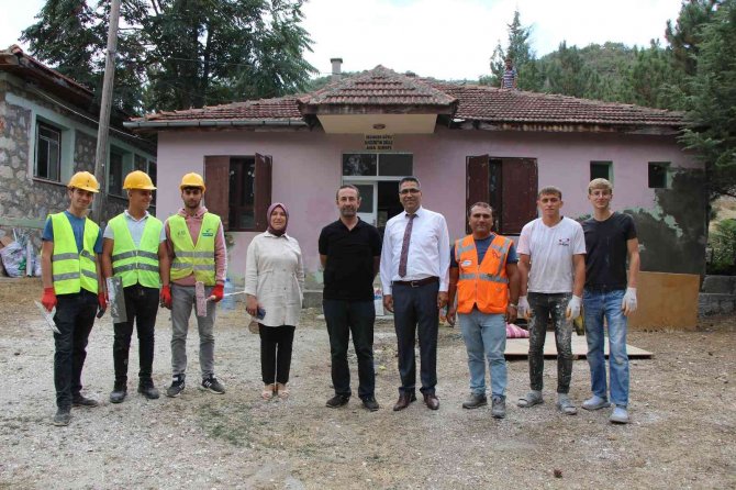 Amasya’da Köy Okullarını Gönüllü Liselilerin ’Tamir Takımı’ Boyadı