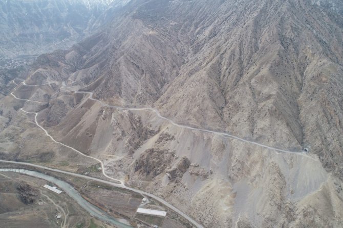 Türkiye’nin En Yüksek Barajından Etkilenen Köy Yolları Yeniden Yapılıyor