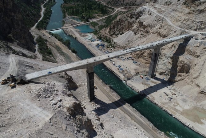 Türkiye’nin En Yüksek Barajından Etkilenen Köy Yolları Yeniden Yapılıyor