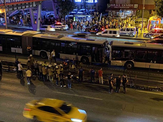 Avcılar’da Metrobüsler Kafa Kafaya Çarpıştı: 42 Yaralı